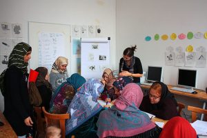 Seba und Masouma arbeiten im Projekt "Digital Empowerment" als Bundesfreiwillige (c) FCZB