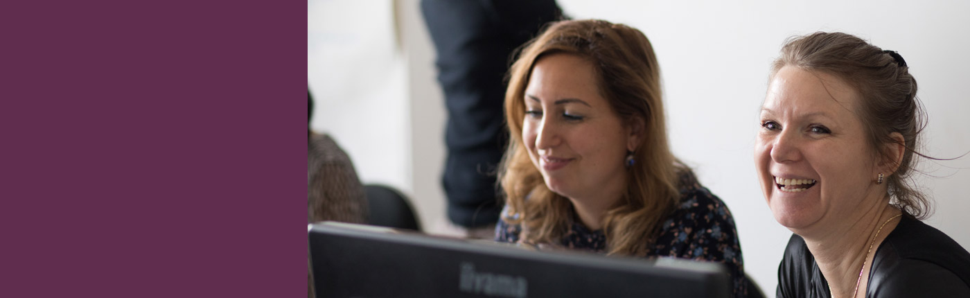 Slider Startseite Kompetenzen Fortbildungsteilnehmerinnen am Computer imFCZB . Foto: Steffi Rose