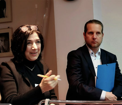 Fragestellerin aus dem Publikum, im Hintergrund André Hansccke (Agentur für Arbeit). Foto: Kerstin Dankwerth (FCZB)