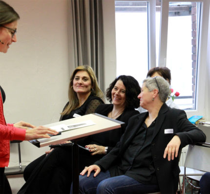 Sherin Cheikhmous (ehem. Teilnehmerin), M. Heger (Personalleiterin Gewobag) Karin Reichel (Geschäftsführerin FCZB)