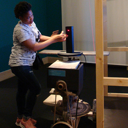 Teilnehmerin Berufliche Orientierung für Migrantinnen an einer virtuellen Töpferscheibe