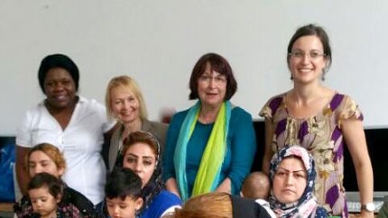 Digital Empowerment: Dagmar Gerber/Senatsverwaltung für Gesundheit, Pflege und Gleichstellung (hi.2.v.li), FCZB-Mitarbeiterinnen und Teilnehmerinnen (c) FCZB 2017