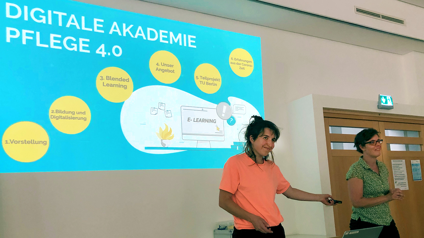2 Mitarbeiterinnen des FCZB präsentieren Projektpräsentation Digitale Akademie Pflege