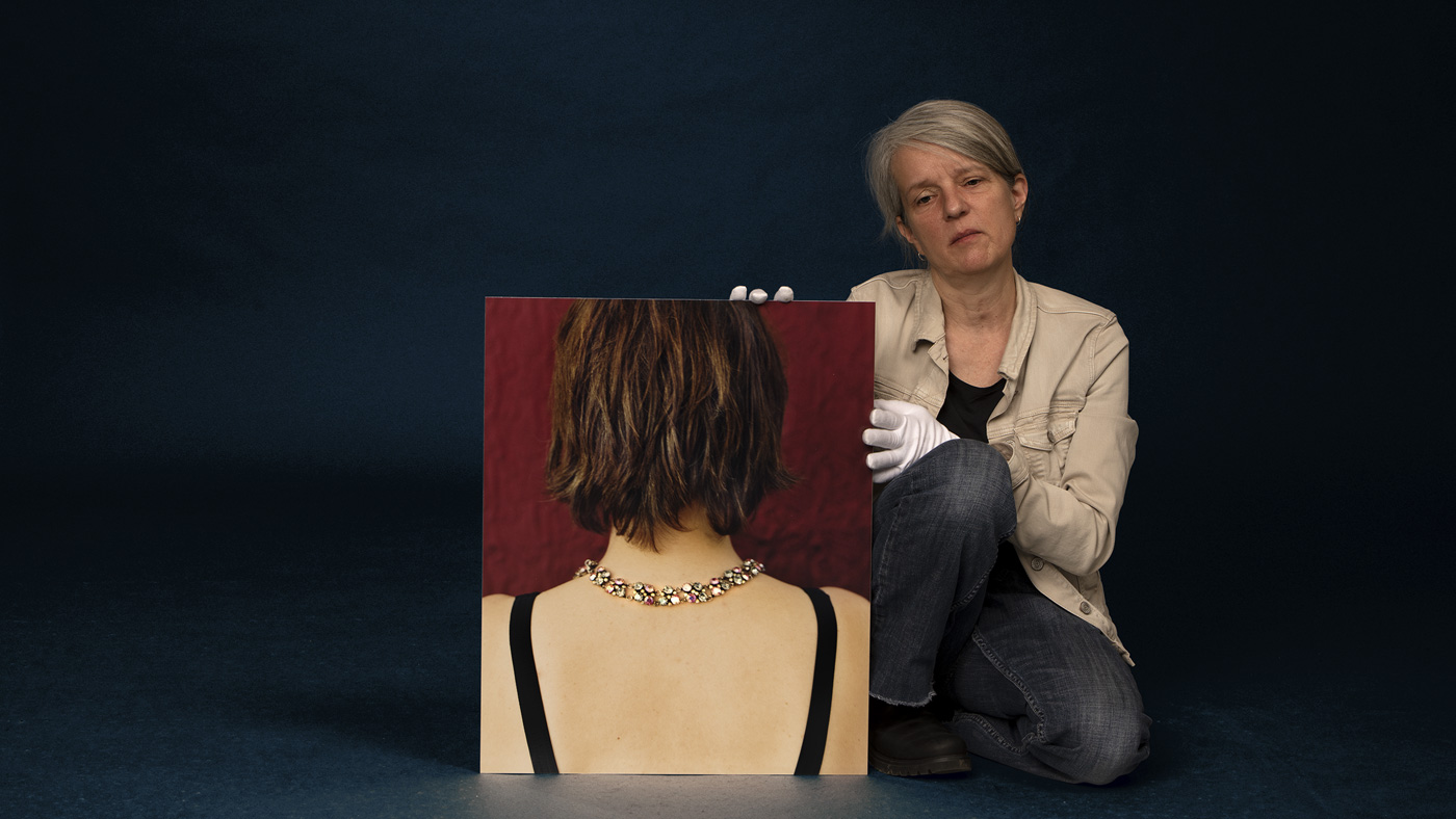 Porträt der Fotokünstlerin Andrea Brehme mit ihrem Werk Mitsouko. Foto © John Colton/BROWSE STUDIOS