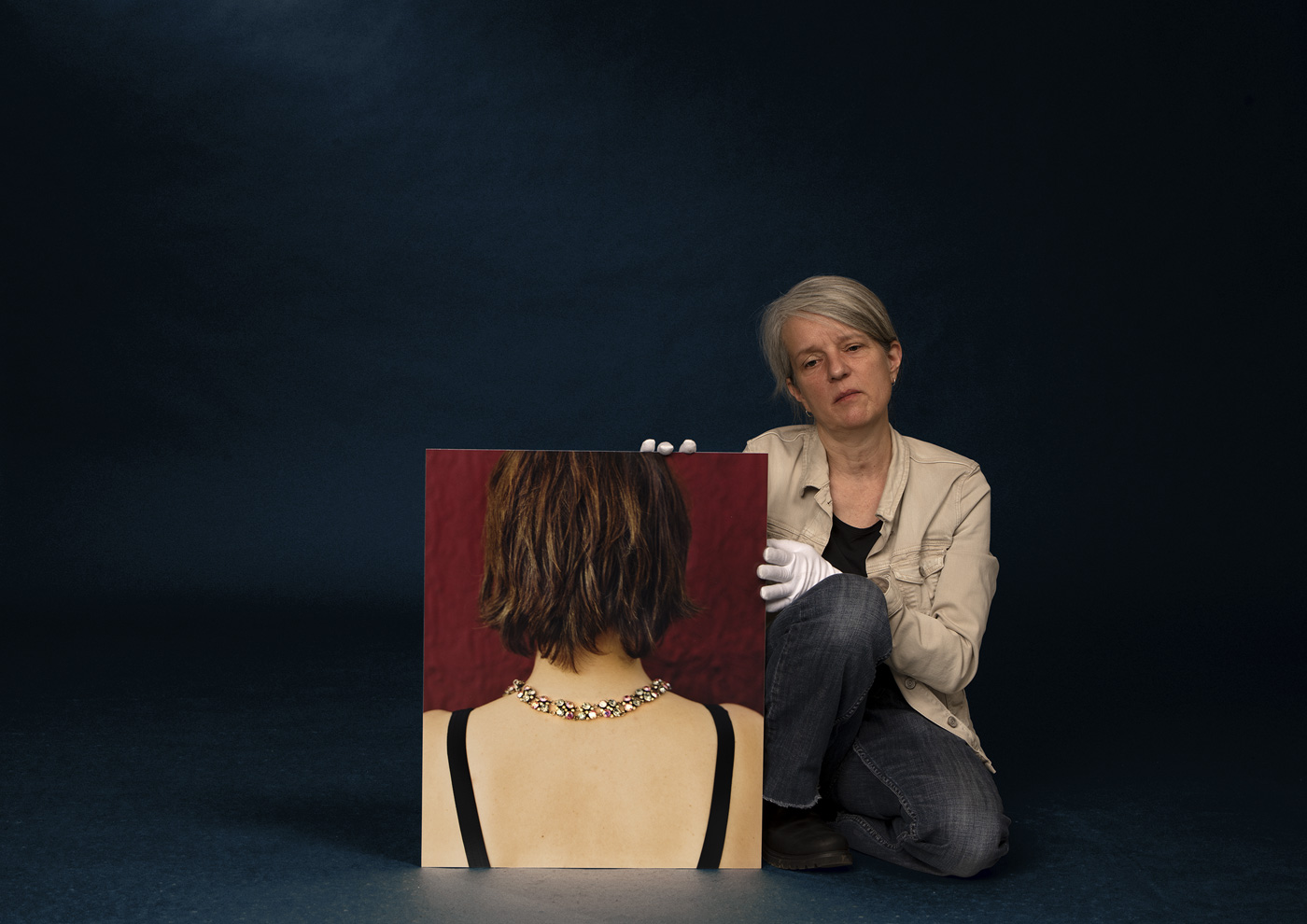 Porträt der Fotokünstlerin Andrea Brehme mit ihrem Werk Mitsouko. Foto © John Colton/BROWSE STUDIOS