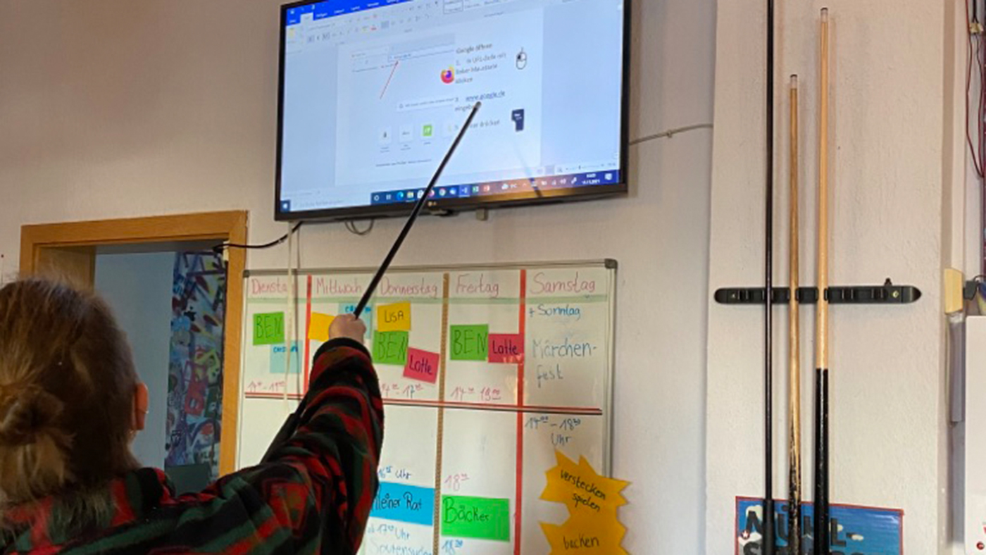 Ergebnis der MIKADO-Multiplikator*innenschulung: IT-Training für geflüchtete Frauen. Die Trainerin erklärt, wie ein E-Mail-Programm funktioniert.
