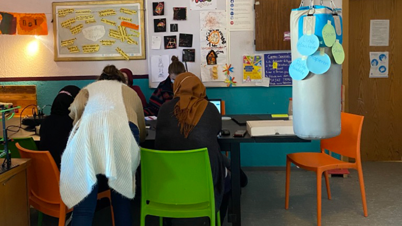 Individuelle Unterstützung beim IT-Training für geflüchtete Frauen.