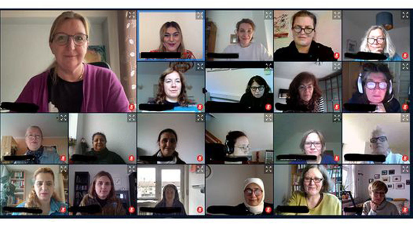 Screenshot von der Online-Fachkonferenz MIKADO: 53 Teilnehmende tauschten sich über die Umsetzung von IT-Trainings für geflüchtete Frauen aus. Screenshot von der Online-Fachkonferenz MIKADO: 53 Teilnehmende tauschten sich über die Umsetzung von IT-Trainings für geflüchtete Frauen aus.