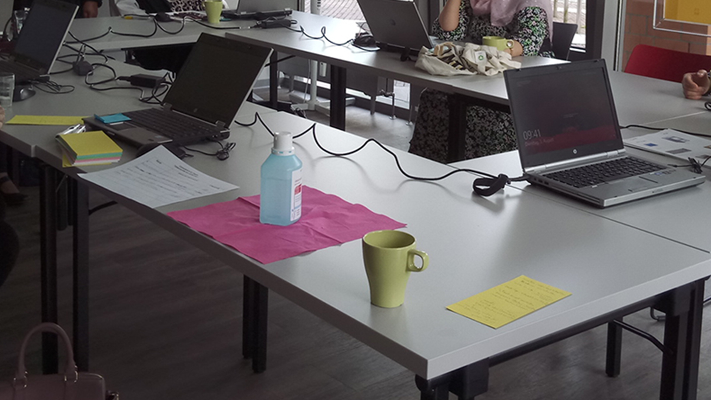 Ergebnis der MIKADO - Multiplikator:innen-Schulung: IT-Training für geflüchtete Frauen in Norderstedt unter Corona-Bedingungen: Laptops, Abstand und Desinfektionsmittel. Foto: Barbara Heyken
