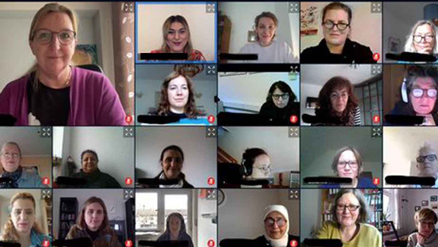 Screenshot von der Online-Fachkonferenz MIKADO: 53 Teilnehmende tauschten sich über die Umsetzung von IT-Trainings für geflüchtete Frauen aus.
