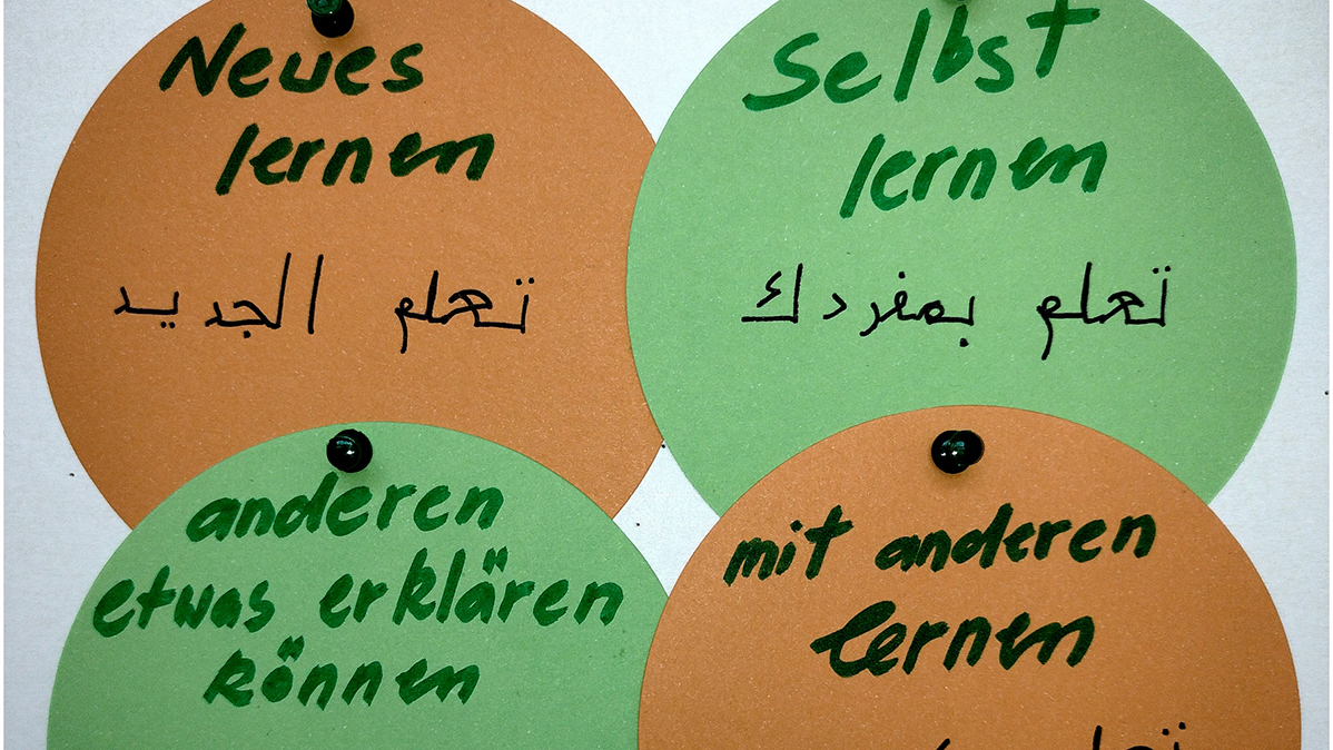 In der Weiterbildung MIKADOplus lernen zukünftige IT-Trainerinnen, Computerkurse für geflüchtete Frauen zu planen.