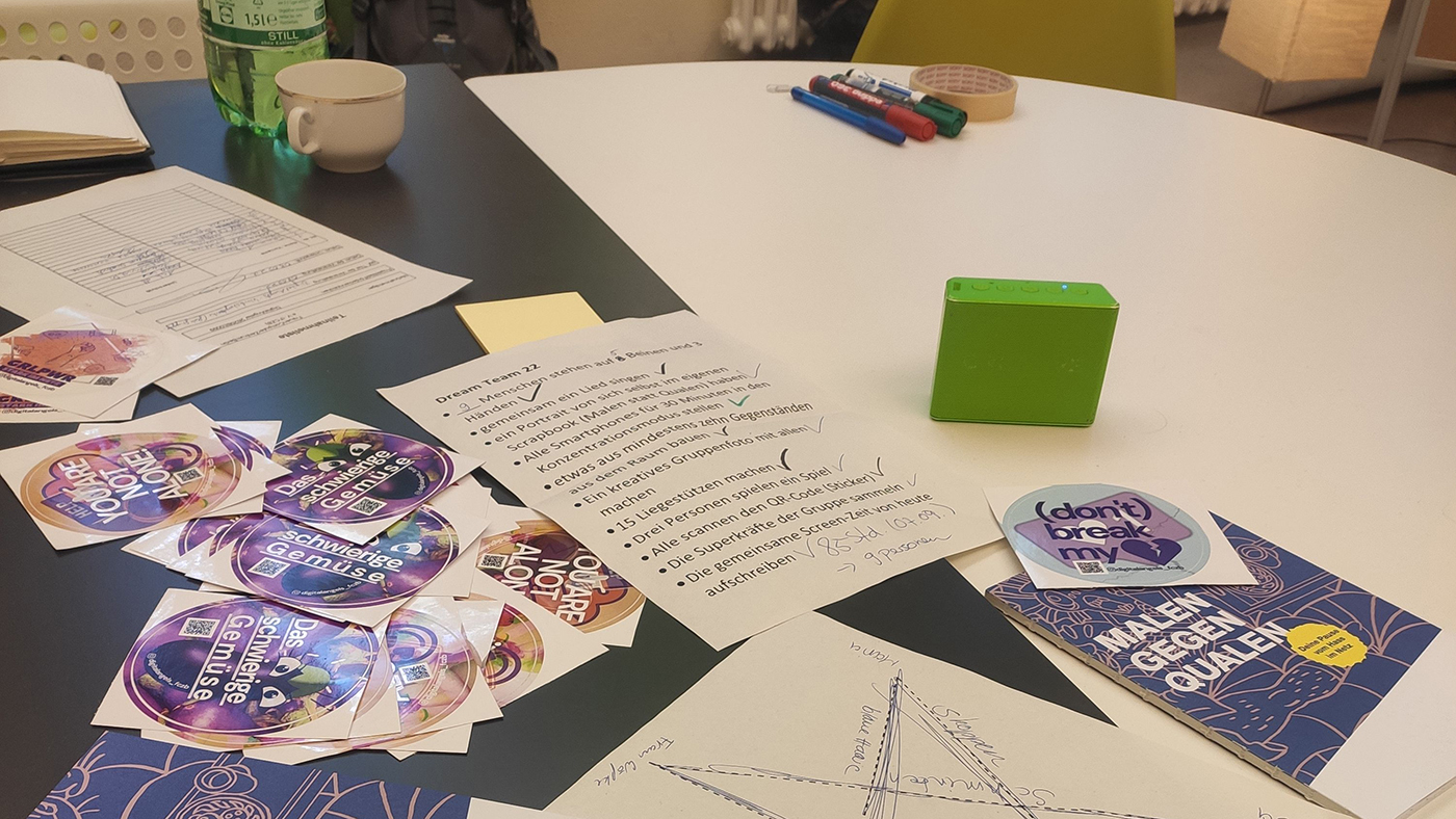 Mit Stift und Papier: Im Projekt DigitalAngels erstellen Mädchen, junge Frauen und nichtbinäre Jugendliche Zines, Sticker und Poster zu digitaler Selbstverteidigung.