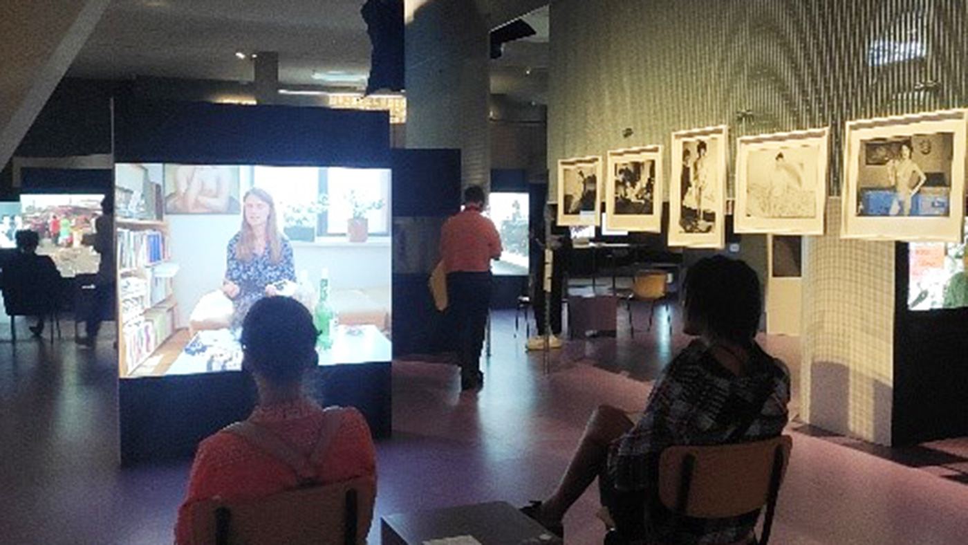 Die Teilnehmenden am DigitalAngels-Workshop 2022 im Haus der Kulturen der Welt besuchen die Ausstellung: No Master Territories.