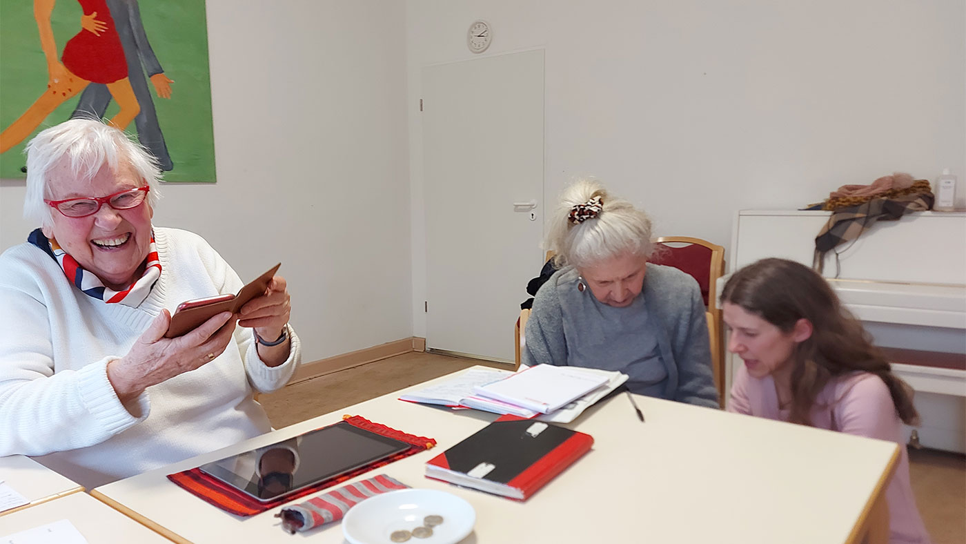 Zwei Teilnehmerinnen und eine IT-Trainerin aus dem FCZB bei einer Digi-Party im März 2023. Foto © FCZB Zwei Teilnehmerinnen und eine IT-Trainerin aus dem FCZB bei einer Digi-Party im März 2023. Foto © FCZB