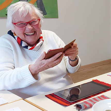 Bei den Digi-Partys üben Frauen über 60 in entspannter Atmosphäre, Smartphone und Co im Alltag zu nutzen.