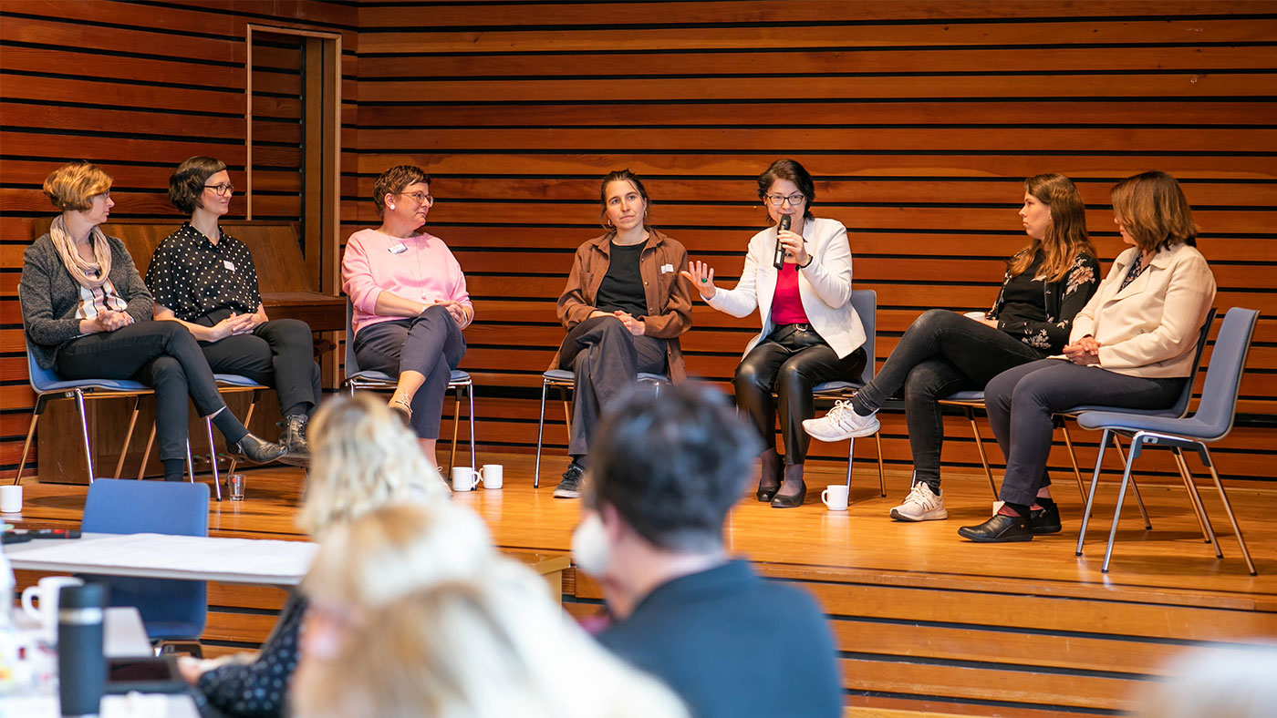 Die Projektpartner*innen stellen die Ergebnisse der Digitalen Akademie Pflege 4.0 bei der Abschlusstagung auf einem Podium vor. Foto: Christian Kielmann Die Projektpartner*innen stellen die Ergebnisse der Digitalen Akademie Pflege 4.0 bei der Abschlusstagung auf einem Podium vor. Foto: Christian Kielmann
