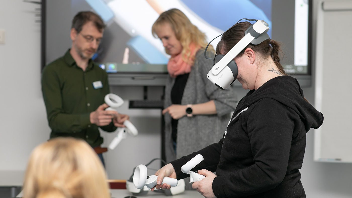 Beim Markt der Möglichkeiten stellt der Digitalisierungsbeauftragte der Wannseeschulen die Möglichkeiten von Virtual-Reality-Brillen in der Pflegeausbildung vor. Abschlusstagung der Digitalen Akademie Pflege 4.0. Foto: Christian Kielmann Beim Markt der Möglichkeiten stellt der Digitalisierungsbeauftragte der Wannseeschulen die Möglichkeiten von Virtual-Reality-Brillen in der Pflegeausbildung vor. Abschlusstagung der Digitalen Akademie Pflege 4.0. Foto: Christian Kielmann