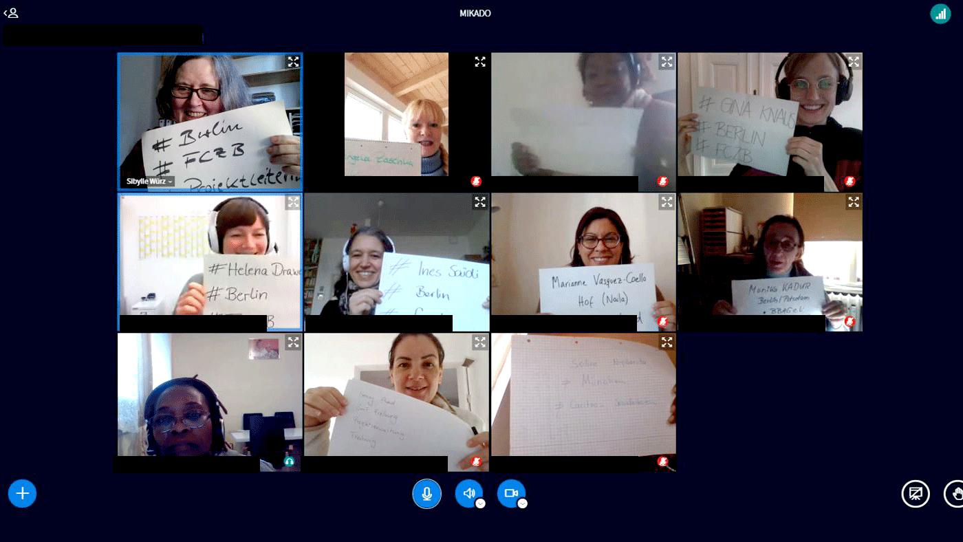 Screenshot der Teilnehmerinnen und Trainerinnen der ersten Blockwoche des Projektes MIKADO open up in einem Online-Meeting. Sie halten Schilder mit ihren Namen, Standorten und Arbeitsstellen in die Kameras.