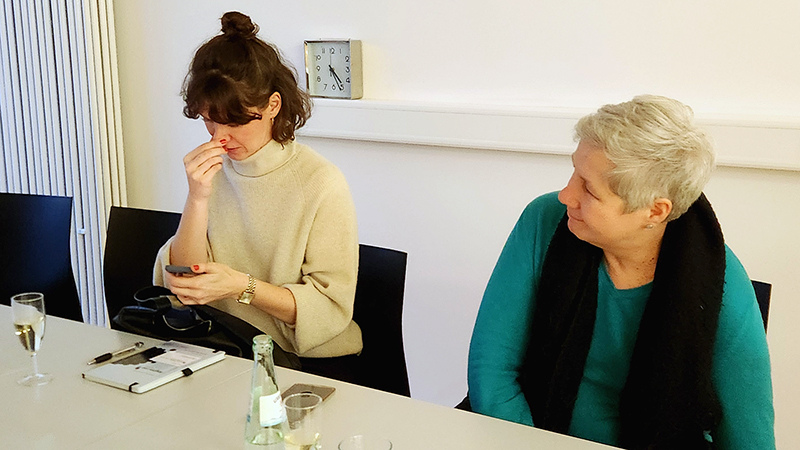 Foto: Karin Reichel und Nenjan Wolbers mit Uhr im Hintergrund