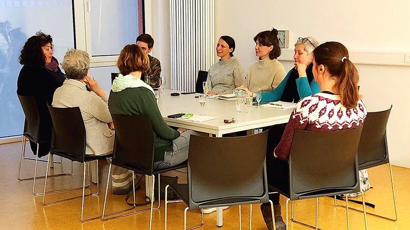 Foto: Gruppenfoto FCZB-Kolleginnen und -Vorstand am Tisch sitzend