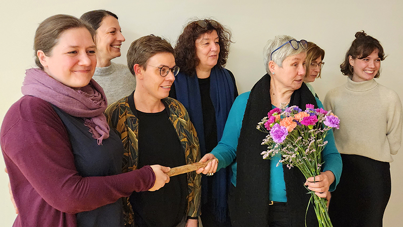 Übergabe des Staffelstabs von der bisherigen Geschäftsführerin Dr. Karin Reichel an das neue Geschäftsführungsteam des FCZB: Von links nach rechts: Elisa, Janine, Judith, Duscha, Karin und die Vorständinnen Dr. Heike Wiesner und Nenja Wolbers. Übergabe des Staffelstabs von der bisherigen Geschäftsführerin Dr. Karin Reichel an das neue Geschäftsführungsteam des FCZB: Von links nach rechts: Elisa, Janine, Judith, Duscha, Karin und die Vorständinnen Dr. Heike Wiesner und Nenja Wolbers.