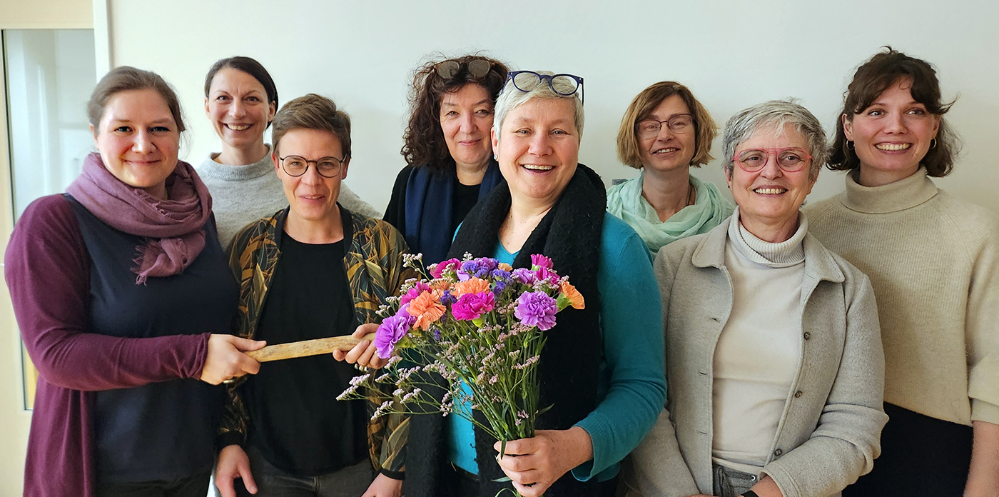 Gruppenfoto: Karin Reichel, mit Blumen in der Hand, übergibt den Staffelstab an das neue Geschäftsfürhrungsteam, mit FCZB-Vorstand