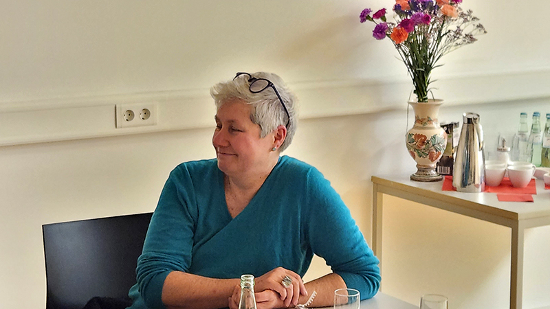 Foto: Karin Reichel, sitzend, lächelnd