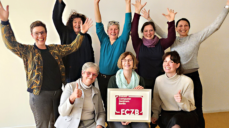 Gruppenfoto: FCZB Vorstand, neues GF-Team und Karin rfeichel mit neuem FCZB-Logo im Rahmen