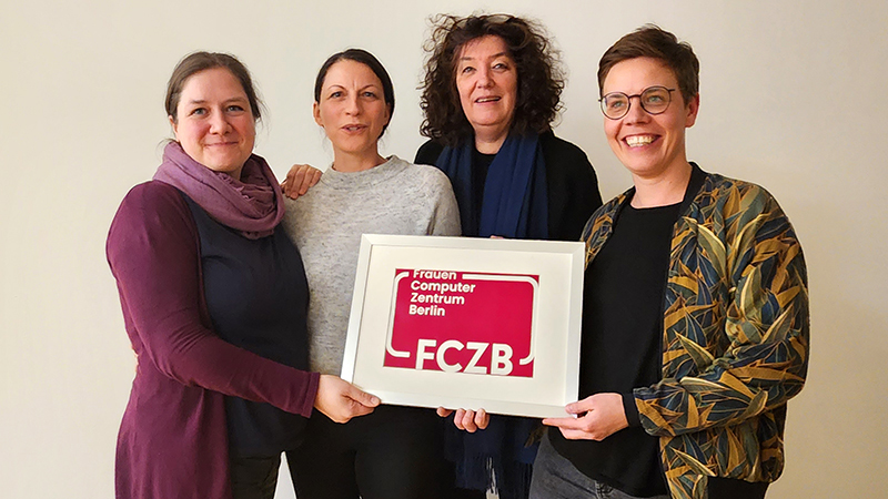 Das neue Geschäftsführungsteam mit dem neuen FCZB-Logo. Von links nach rechts: Elisa, Janine, Duscha, Judith Das neue Geschäftsführungsteam mit dem neuen FCZB-Logo. Von links nach rechts: Elisa, Janine, Duscha, Judith