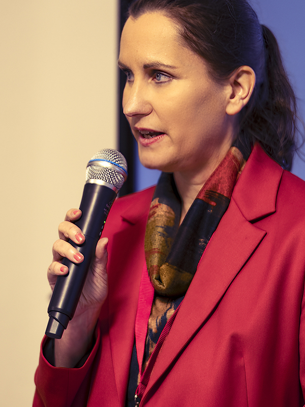 Farbfoto, Staatsekretärin Sen. ASGIVA Berlin, Micha Klapp spricht bei der Diskussion zu Zukunft für Frauen in Berlin im FCZB