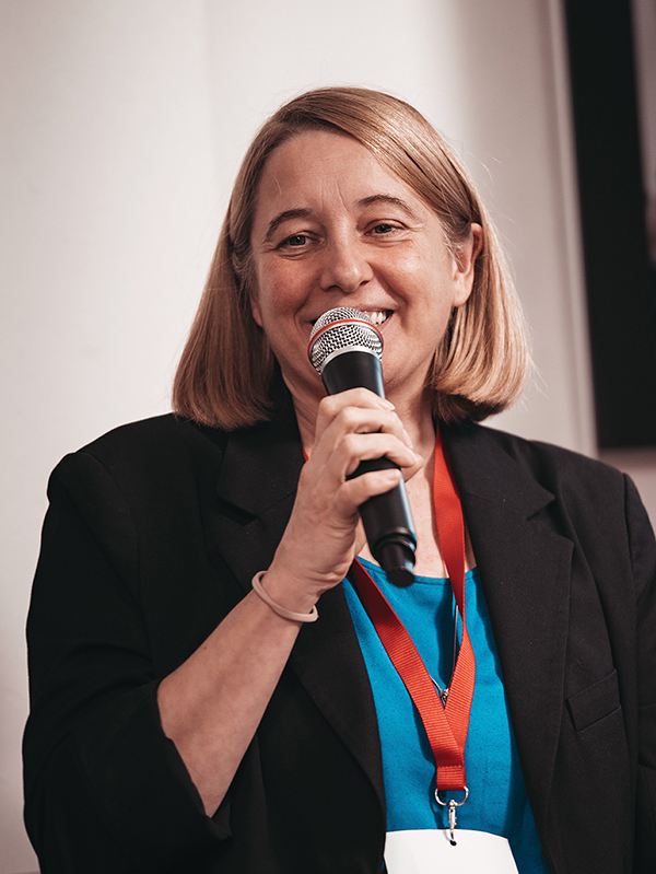 Farbfoto, Digitalisierungsforscherin Ute Kalender spricht bei der Diskussion zu Zukunft für Frauen in Berlin im FCZB