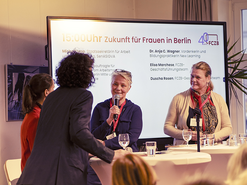Farbfoto Fachveranstaltung 40 Jahre FCZB Sprecherinnen-Podium