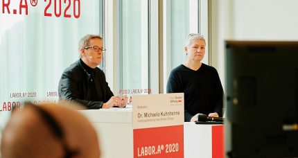 Dr. Karin Reichel, Geschäftsführerin des FCZB (re.) bei der Konferenz LABOR.A 2020 – die Arbeit der Zukunft © Foto: Gerngross & Glowinski Dr. Karin Reichel, Geschäftsführerin des FCZB (re.) bei der Konferenz LABOR.A 2020 – die Arbeit der Zukunft © Foto: Gerngross & Glowinski