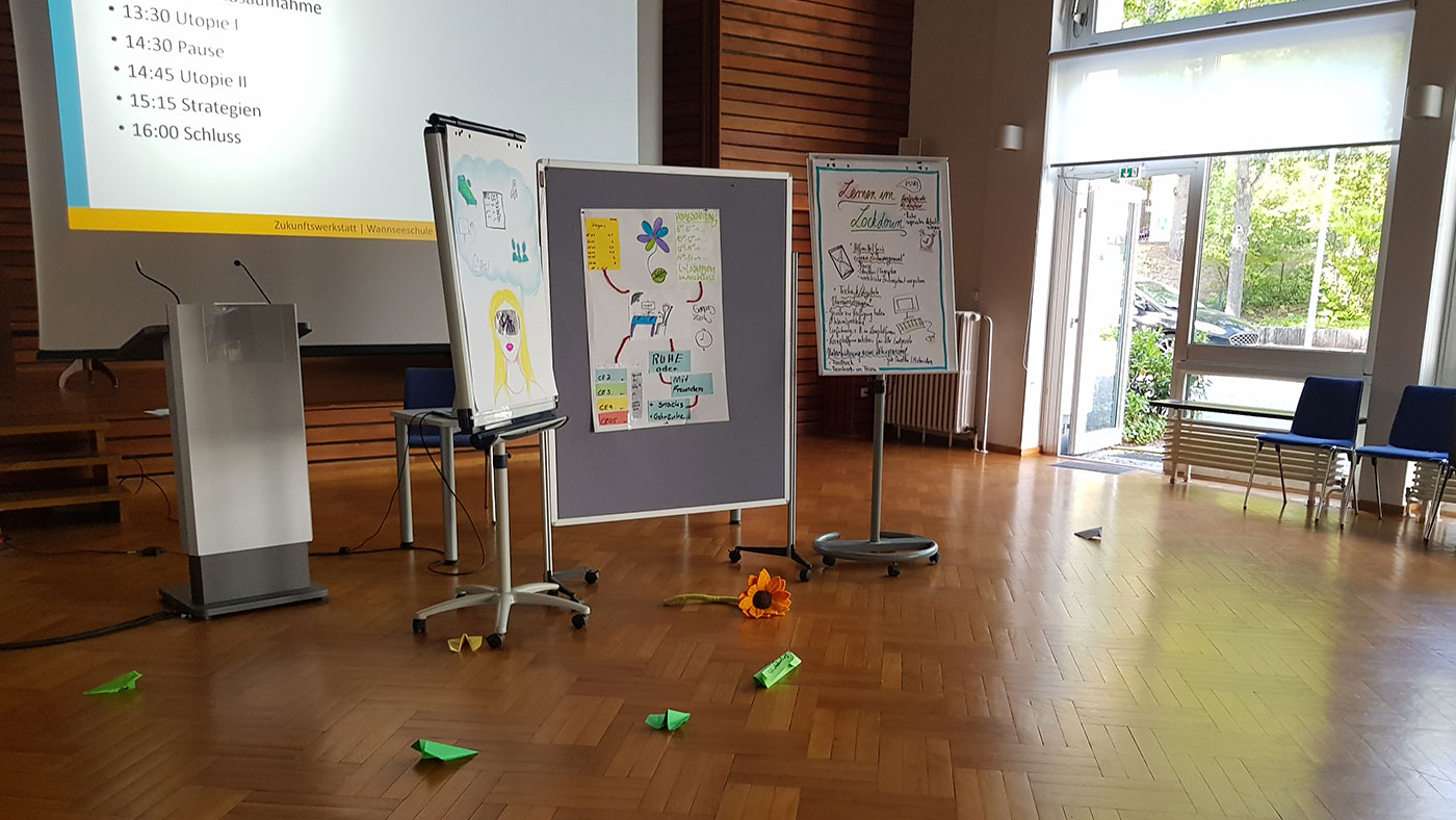 Nach der Zukunftswerkstatt der Digitalen Akademie Pflege 4.0 (DAPF) in den Wannseeschulen: Poster mit den Visionen vom digitalen Lernen und Papierflieger mit konkreten Plänen zur Verwirklichung der Visionen.