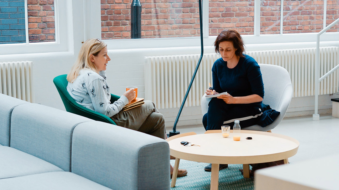 Symbolbild (Zwei Frauen Coachingsituation ©Toa Heftiba/Unsplash