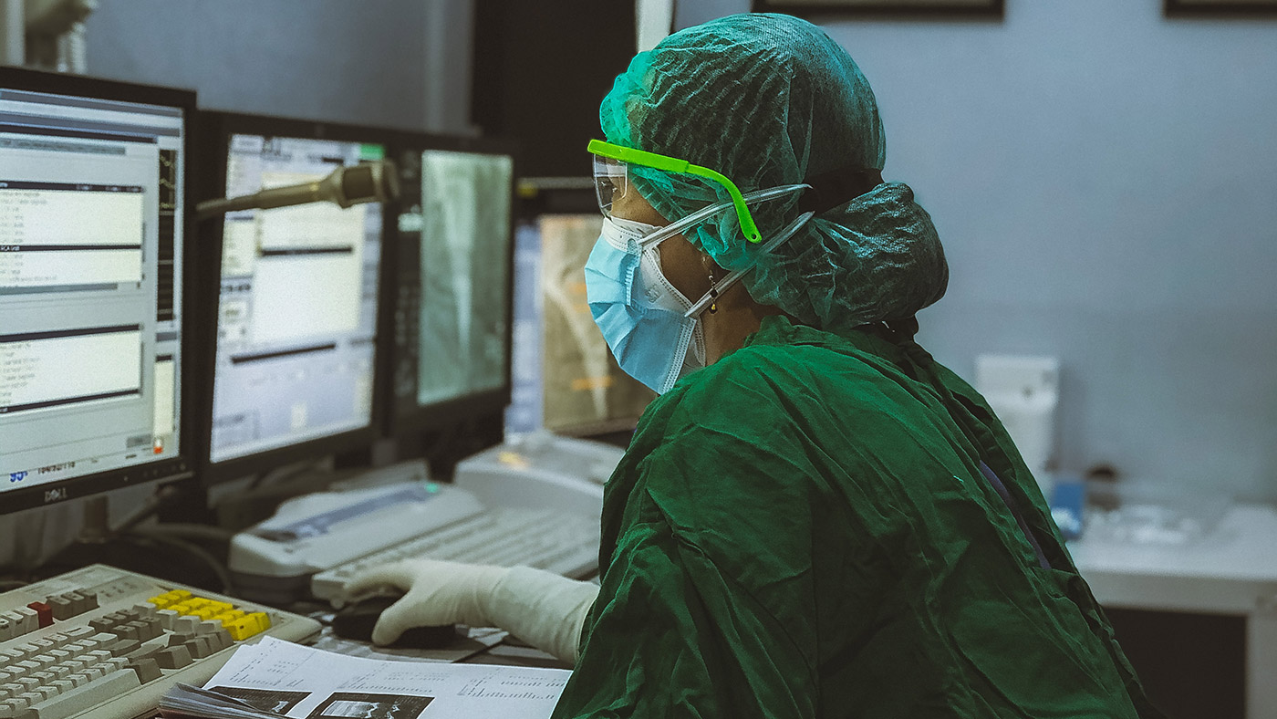 Symbolbild (Pflegekraft vor Computer) ©Irwan/Unsplash