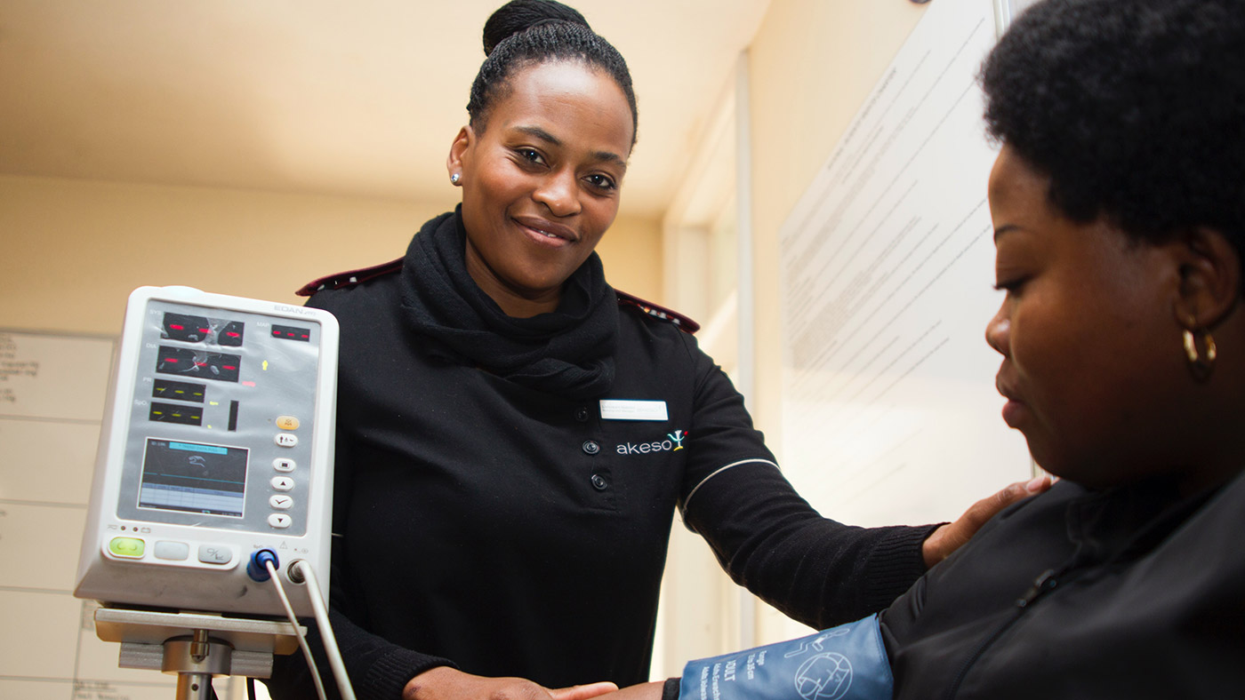 Symbolbild (Pflegekraft mit Patientin) ©Hush Naidoo/Unsplash