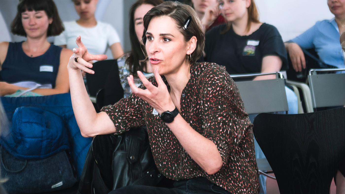 Eine Frau spricht und gestikuliert. Bild zum Projekt Finanz_Net zur Finanzkompetenz alleinerziehender Frauen | Foto: Sabine Drwenzki