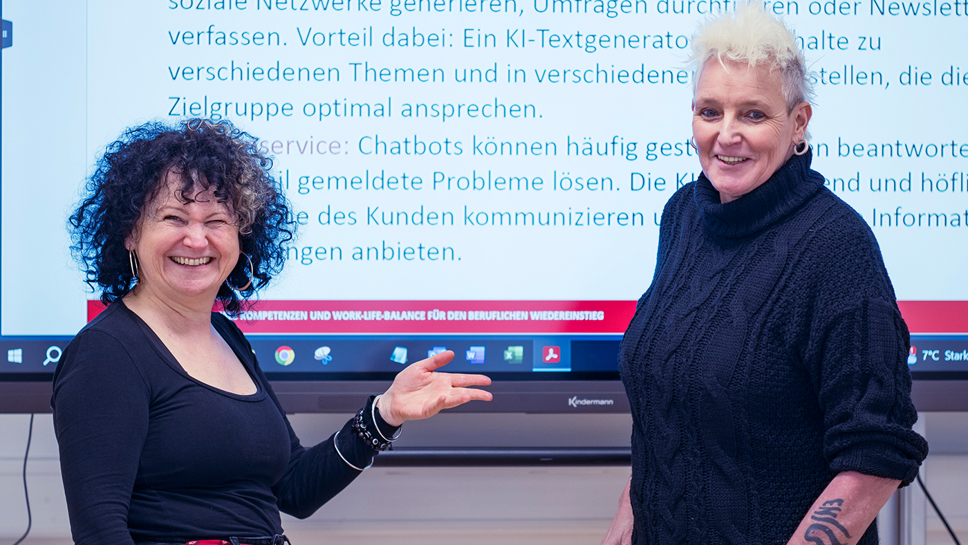 Eine Teilnehmerin und eine Trainerin im Projekt PORTA. Bei PORTA machen Frauen mit Behinderungen oder chronischen Krankheiten erste Schritte zurück in Richtung beruflicher Wiedereinstieg.