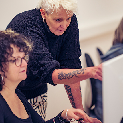 Eine Frau eilt zum FCZB, um an der Porta-Website-Werkstatt teilzunehmen © C. Eybisch-Klimpel Eine Frau eilt zum FCZB, um an der Porta-Website-Werkstatt teilzunehmen © C. Eybisch-Klimpel