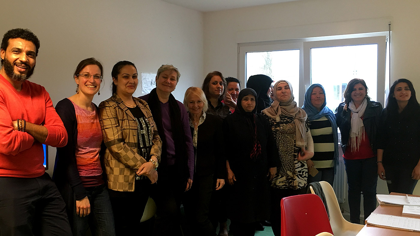 Digital Empowerment: Gute Stimmung beim offenen Training (v.l.n.r.: Standortleiter Sean Corleone, Projektleiterin Sarah Rüger, FZCB-Geschäftsführerin Dr. Karin Reichel, Dagmar Gerber (Senatsverwaltung Gesundheit, Pflege und Gleichstellung, Abt. Frauen und Gleichstellung) mit Teilnehmerinnen und Übersetzerinnen (c) FCZB 2018