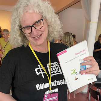 Nicole Bauch gewinnt beim FCZB-Barcamp das Buch " Smartopia. Geht Digitalisierung auch nachhaltig?" (c) FCZB 2019